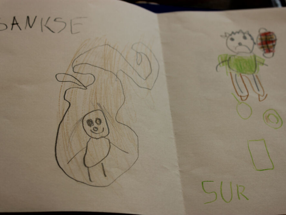 The image shows one of the study's participants drawing and spelling the word 'sandbox'. In Norwegian the correct spelling is 'sandkasse'.