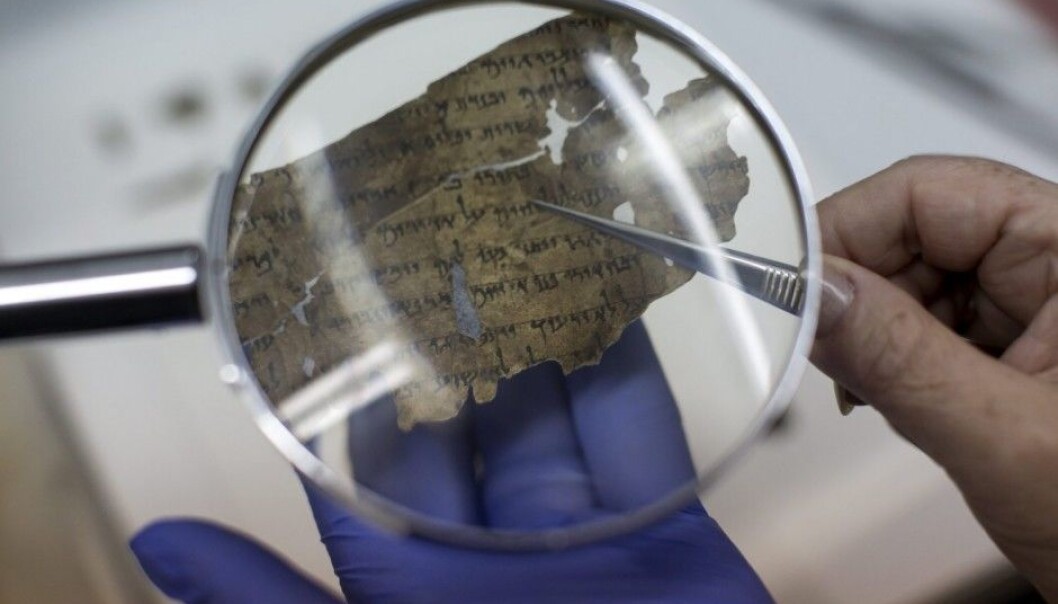 A researcher examines original fragments of a Dead Sea scroll. The research took place at the Dead Sea Scrolls Digital Laboratory. (Illustration: Jim Hollander / EPA / NTB Scanpix) A researcher examines original fragments of a Dead Sea scroll. The research took place at the Dead Sea Scrolls Digital Laboratory. (Illustration: Jim Hollander / EPA / NTB Scanpix)