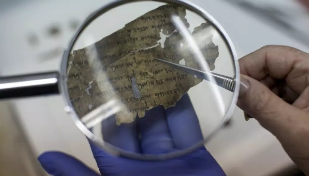 A researcher examines original fragments of a Dead Sea scroll. The research took place at the Dead Sea Scrolls Digital Laboratory. (Illustration: Jim Hollander / EPA / NTB Scanpix)