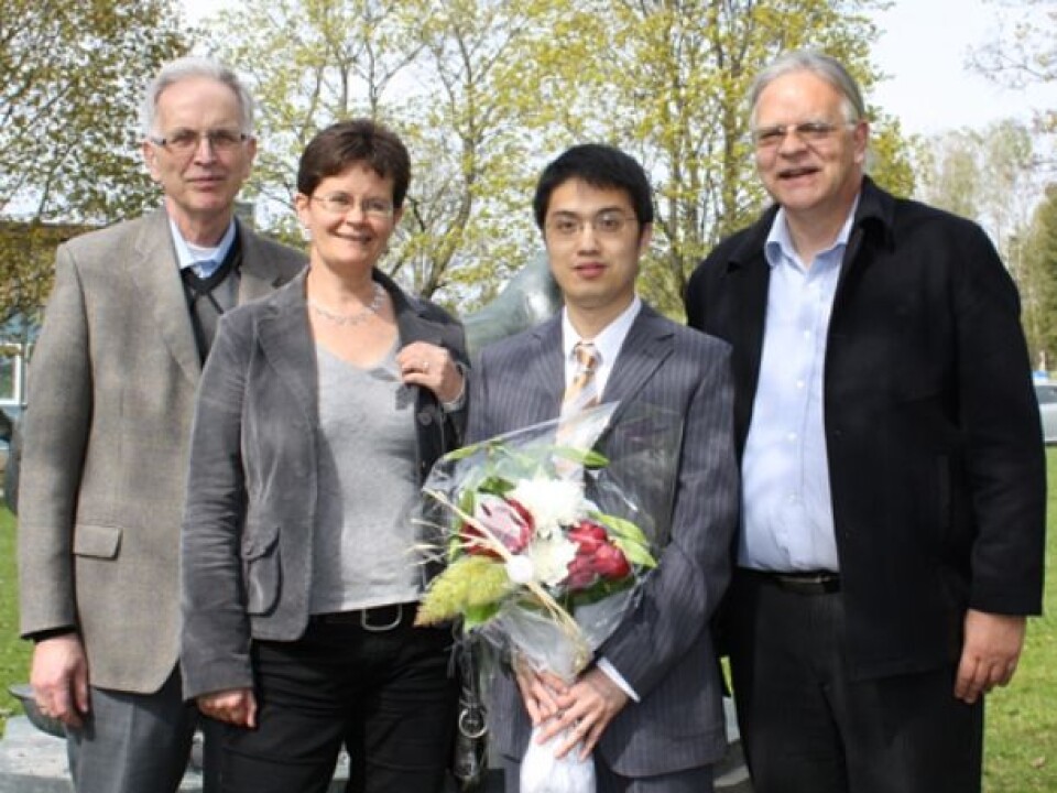 PhD student Youling Gao flankert by his supervisors. From right: Professor Trond Storebakken (APC/UMB), Professor Margareth Øverland (APC/UMB), and reserach scientist Jon Fredrik Hanssen (UMB). (Photo: Olav Fjeld Kraugerud, UMB)