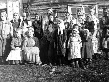 Skolt Sami were considered to be at the very bottom of the hierarchy of the Nordic races by scientists in the early 1900s. Tanner also tried with his photographs to chart Sami physical traits. Here he has taken a photograph with a large ruler to provide a scale. But fortunately he was an amateur when it came to race research, according to his biographer Jukka Nyyssönen. (Photo: Väinö Tanner / Tromsø Museum - The University Museum) Skolt Sami were considered to be at the very bottom of the hierarchy of the Nordic races by scientists in the early 1900s. Tanner also tried with his photographs to chart Sami physical traits. Here he has taken a photograph with a large ruler to provide a scale. But fortunately he was an amateur when it came to race research, according to his biographer Jukka Nyyssönen. (Photo: Väinö Tanner / Tromsø Museum - The University Museum)