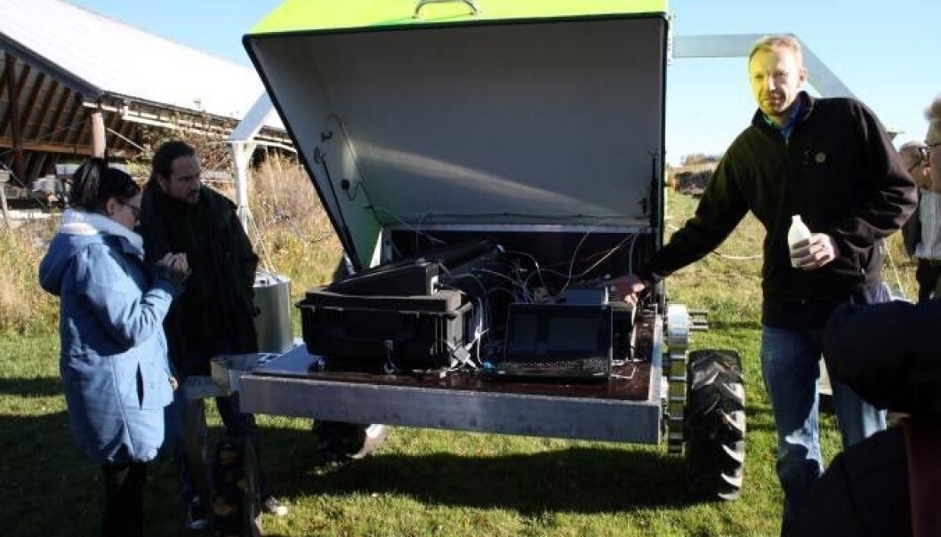 Demonstration of a field robot specialized in measuirng gas emissions. (Photo: NORA) Demonstration of a field robot specialized in measuirng gas emissions. (Photo: NORA)