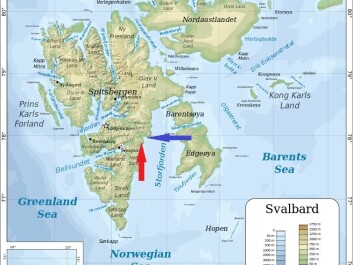 The red arrow points to where the fossil was discovered and the blue one indicates where dinosaur footprints have been found. (Map: Oona Räisänen/Wikimedia Commons/Edited by forskning.no) The red arrow points to where the fossil was discovered and the blue one indicates where dinosaur footprints have been found. (Map: Oona Räisänen/Wikimedia Commons/Edited by forskning.no)