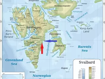 The red arrow points to where the fossil was discovered and the blue one indicates where dinosaur footprints have been found. (Map: Oona Räisänen/Wikimedia Commons/Edited by forskning.no)