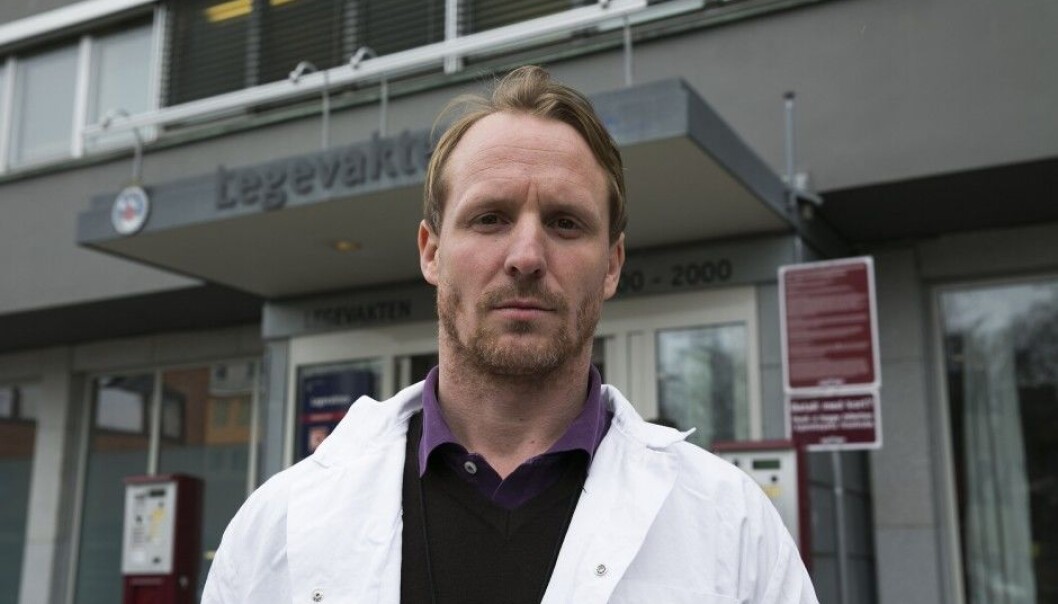 “I think we have a responsibility to do what we can to curb violence in these situations,” says Dr Fredrik Rønning Iversen at the Oslo Emergency Ward. When on duty he has been both struck and kicked by patients. (Photo: Jan Petter Lynau, VG/NTB scanpix) “I think we have a responsibility to do what we can to curb violence in these situations,” says Dr Fredrik Rønning Iversen at the Oslo Emergency Ward. When on duty he has been both struck and kicked by patients. (Photo: Jan Petter Lynau, VG/NTB scanpix)