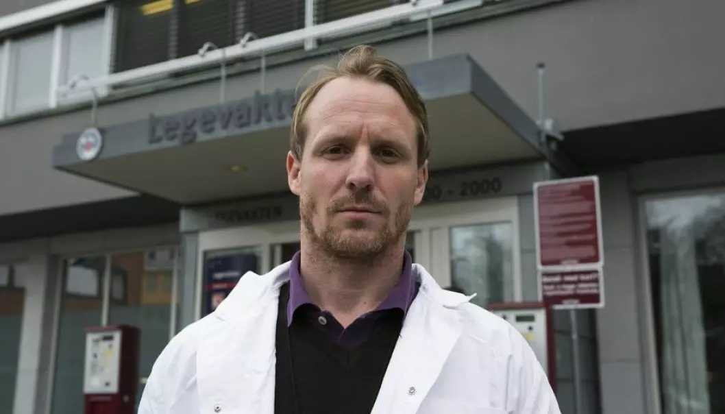 “I think we have a responsibility to do what we can to curb violence in these situations,” says Dr Fredrik Rønning Iversen at the Oslo Emergency Ward. When on duty he has been both struck and kicked by patients. (Photo: Jan Petter Lynau, VG/NTB scanpix)