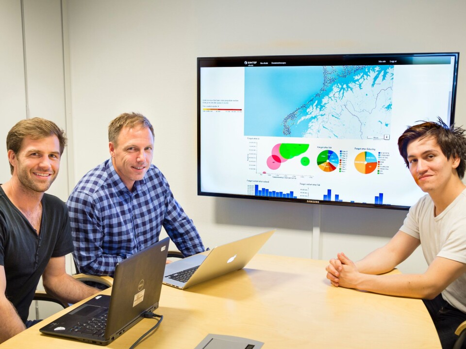 The SINTEF-researchers Ståle Walderhaug, Peter Haro and Jarle Ladstein are working with the screen displaying maps, colourful graphs and columns of numbers. (Photo: Thor Nielsen)