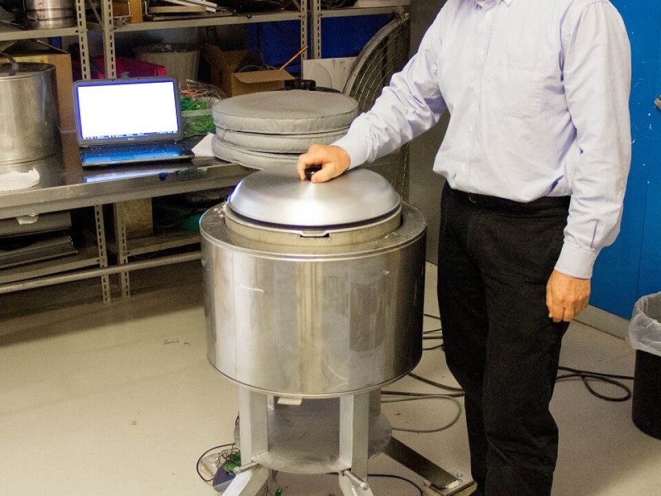 The plate is warm enough for cooking right when you want to use it, charged using surplus electricity from solar cells. (Photo: Maren Agdestein/NTNU)