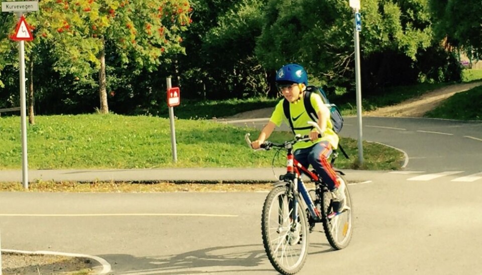 A boy taking a cycling test wearing glasses with installed sensors costing NOK 250,000 a pair. The results from this trial will help Norwegian children to get even better cycling instruction. (Photo: SINTEF)