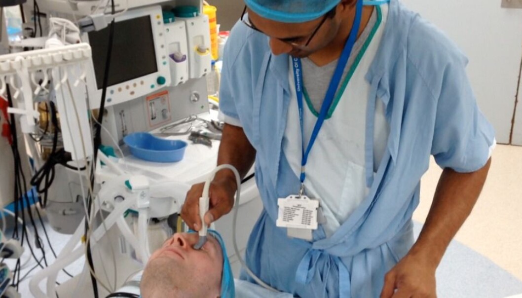 The South African neurosurgeon Llewellyn Padayachy places an ultrasound probe against the eyelid of the patient to measure intracranial pressures. Photo: SINTEF. The South African neurosurgeon Llewellyn Padayachy places an ultrasound probe against the eyelid of the patient to measure intracranial pressures. Photo: SINTEF.