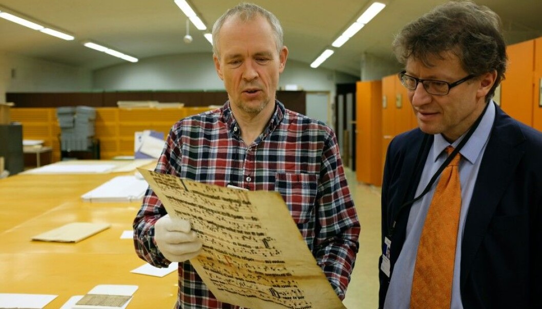 Tor Weidling (left) and Espen Karlsen work together searching for fragments of old documents. This one is from the 1300s. (Photo: Silja Björklund Einarsdóttir/forskning.no) Tor Weidling (left) and Espen Karlsen work together searching for fragments of old documents. This one is from the 1300s. (Photo: Silja Björklund Einarsdóttir/forskning.no)
