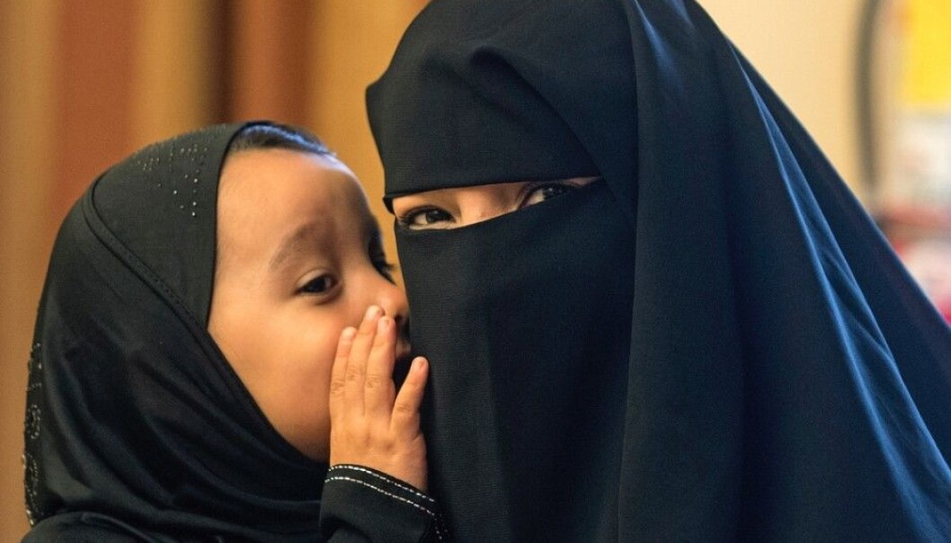 Today Europe relies on very different models to integrate foreigners. In France, everything that has to do with religion is private, which is why religious clothing such as the niqab and burqa are banned in public places. This legislation builds on the tradition of Rousseau and the French Revolution. (Photo: Cindy Yamanaka, AP / NTB Scanpix) Today Europe relies on very different models to integrate foreigners. In France, everything that has to do with religion is private, which is why religious clothing such as the niqab and burqa are banned in public places. This legislation builds on the tradition of Rousseau and the French Revolution. (Photo: Cindy Yamanaka, AP / NTB Scanpix)
