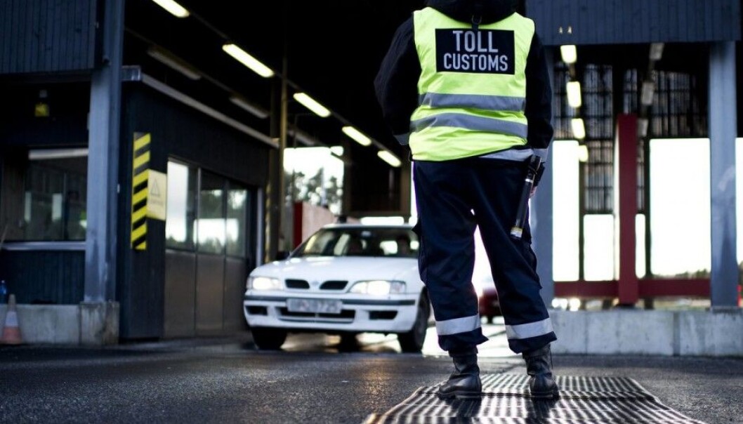 When a car full of potential smugglers rolls into the customs station the officers should talk to all the occupants simultaneously. Together, liars find it hard to mimic a group of people telling the truth, some claim. (Photo: Ole-Martin Grav, VG/NTB scanpix) When a car full of potential smugglers rolls into the customs station the officers should talk to all the occupants simultaneously. Together, liars find it hard to mimic a group of people telling the truth, some claim. (Photo: Ole-Martin Grav, VG/NTB scanpix)
