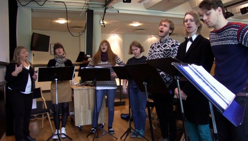 Assistant professor Åshild Watne and undergraduate students in the University of Oslo’s Department of Musicology practice singing with as pure a tone as possible. But a pure tone can be defined in many different ways. (Photo: Anna Camilla Kjensmo / forskning.no)