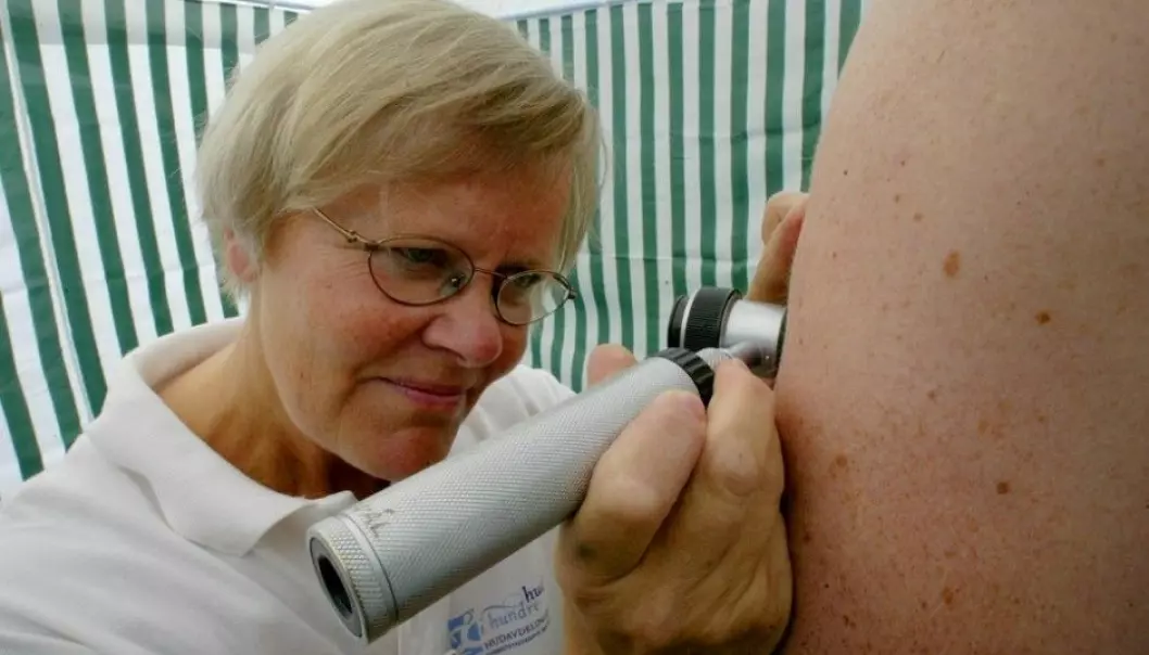 Melanoma rates among Norwegian men are rising more sharply than for any other cancer, while among women, melanoma is second only to lung cancer when it comes to rates of increase. Melanoma is also one of the cancers for which immunotherapy works. Here, Eli Johanne Nordal, a senior consultant at Oslo University Hospital, checks a swimmer’s moles for malignancies during an event sponsored by the Norwegian Cancer Society. (Photo: Olav Olsen, Aftenposten)