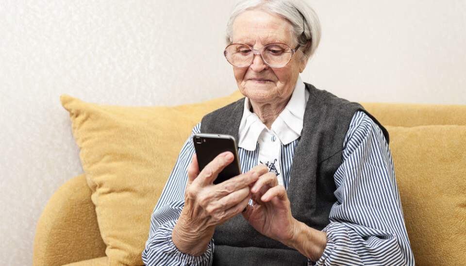 Most fall detection systems are based on technology that records or reacts to changes in speed, and they assume that the user is wearing the equipment. But it can be easy to forget to put it on. The advantage of the cell phone is that it will detect a fall even when it happens a short distance away. (Illustrative photo: Colourbox)