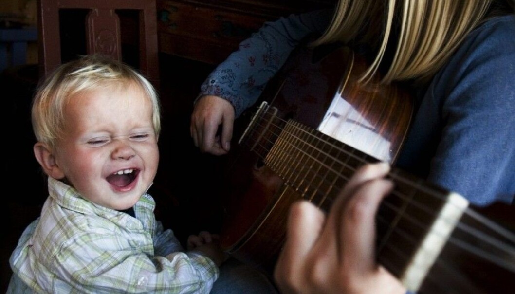 Can the way you sing help explain why your three-year-old doesn’t sing along like the boy in the picture? Music therapy researcher Liselotte Ågedal says yes. (Photo: Dag Jenssen / Samfoto / NTB scanpix) Can the way you sing help explain why your three-year-old doesn’t sing along like the boy in the picture? Music therapy researcher Liselotte Ågedal says yes. (Photo: Dag Jenssen / Samfoto / NTB scanpix)