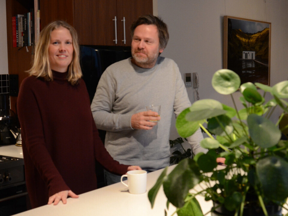 Satisfied residents enjoying a coffee in the old workshop that is now a super modern kitchen. (Photo: Lisbet Jære.)