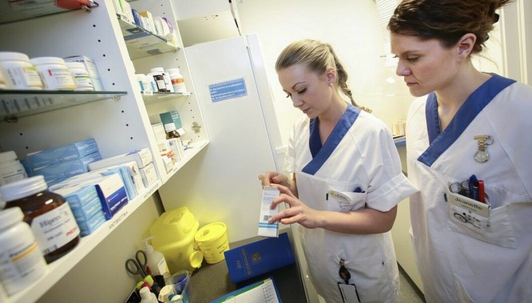 Nurses lack information about medications. This photo is from the emergency ward at Lillestrøm, when the Norwegian daily paper Aftenposten ran an article revealing that half of all student nurses failed in calculating dosages of medications in 2014. Apprentice student Linn Kobberdal (at left) mastered the exam on her first try. (Photo: Ingra Stoffel, Aftenposten/NTB scanpix)