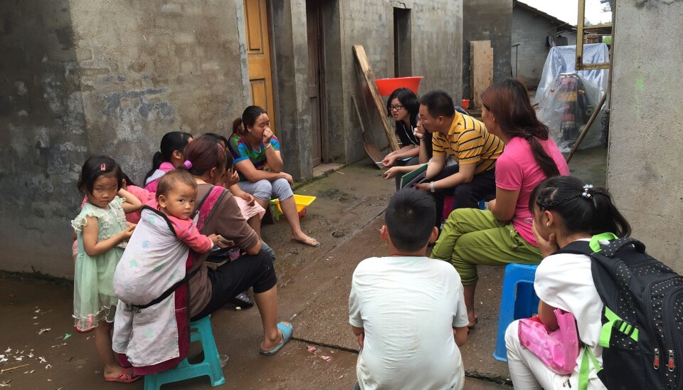 Professor Zhaohui Liu interviews rural-to-rural migrant citizens about air pollution. The scholars in the Airborne project at CAS find that few are aware of the significant health impact that is the result of household-produced air pollution, which is especially significant among the poorer and rural population. (Copy right: Airborne / Photo: Annica Thomsson)