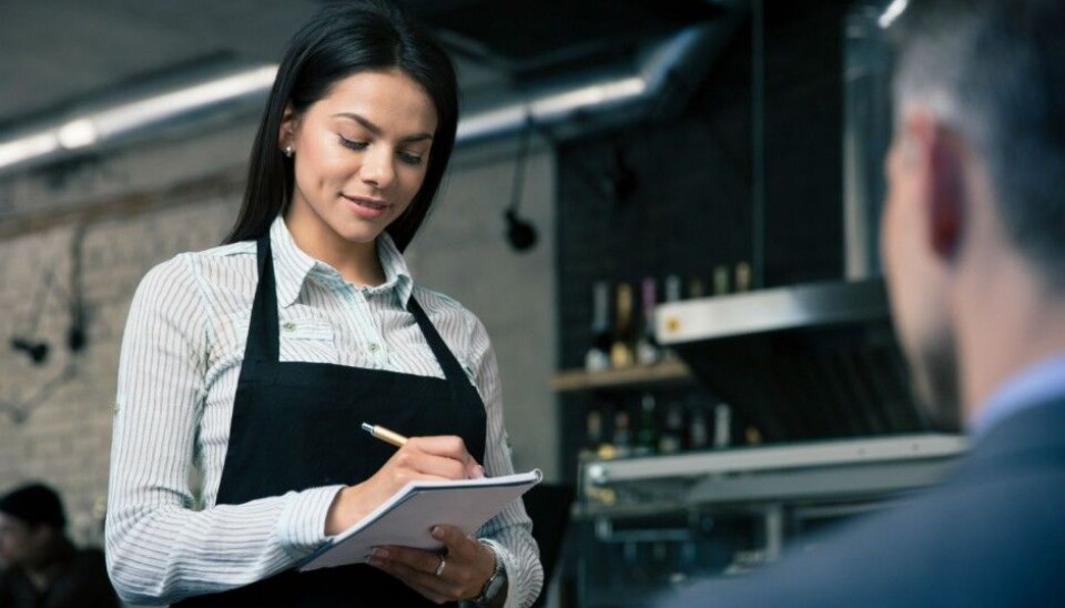 A new study shows that if your waiter looks healthy, you're more likely to go for a healthy option on the meny. (Illustrative photo: Colourbox)