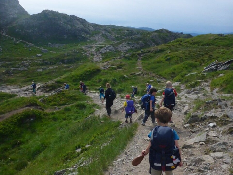Walks and outdoor play in all kinds of weather are natural activities in a Norwegian nature kindergarten. That is not the case everywhere. (Photo: Kidsa Øvsttun)