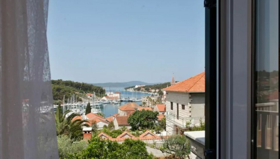 It’s not enough to put out a picture of your rental on Airbnb if you want to get people to book it. Renters also want to see pictures of the host or hostess, a Norwegian study shows. This picture is from a house in Milna, Brac in Croatia. The hostess also has a picture of herself on her Airbnb account. (Photo: Airbnb)