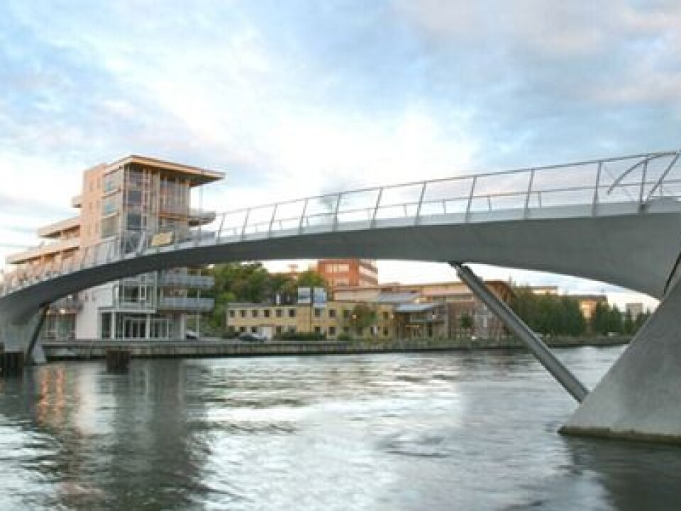 This foot bridge in the town Fredrikstad is a structure that combines concrete with modern composite materials. (Photo: Brick)