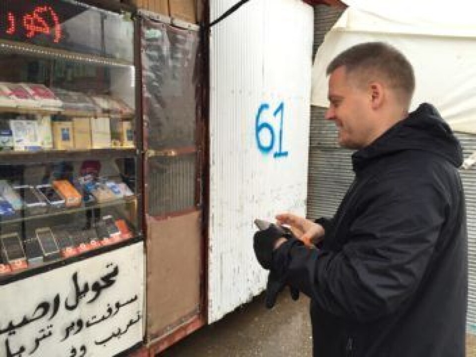 Professor Alf Inge Wang at a mobile phone store in a refugee camp in Turkey. (Photo: Liv Marte Nordhaug/Norad)