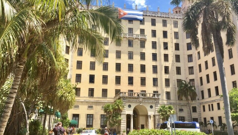 When abroad, travellers sometimes must look far and wide for wireless local area networking spots – Wi-Fi.  Checking up on social media or the news in Havana, Cuba, can be costly. At Hotel Nacional a one-hour connection costs about $6.  (Photo: Anne Lise Stranden/forskning.no)