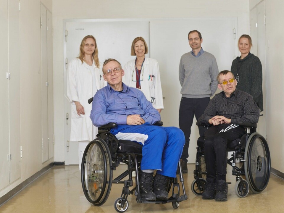 An interdisciplinary team of researchers finally solved the riddle of the twins of Tynset. From left: neurologist Siri Lynne Rydning, neurology professor Chantal Tallaksen, structural biologist Paul Hoff Backe and geneticist Kaja Selmer. Bjørn and Tor Olsen are in the foreground. Professor Magnar Bjørås from NTNU also helped solve the riddle. (Photo: Erik Norrud)