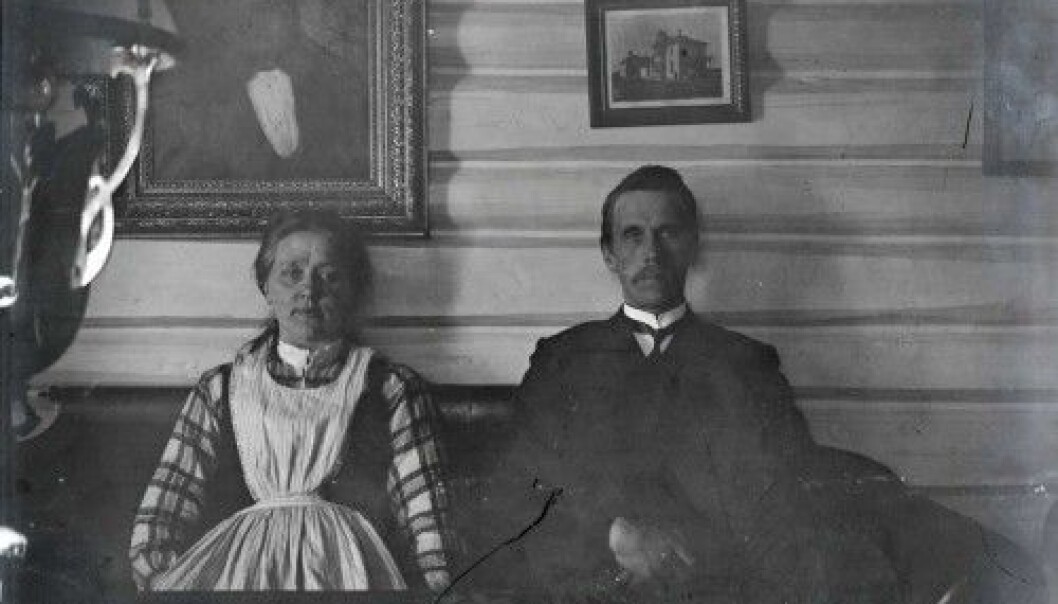 The two people on the photograph are probably Herbjørn Østensen Svalestuen and his wife Torbjørg O. Svalestuen, photographed in their house around the year1907. (Photo: Ole O. Bakke/Norsk Industriarbeidermuseum) The two people on the photograph are probably Herbjørn Østensen Svalestuen and his wife Torbjørg O. Svalestuen, photographed in their house around the year1907. (Photo: Ole O. Bakke/Norsk Industriarbeidermuseum)