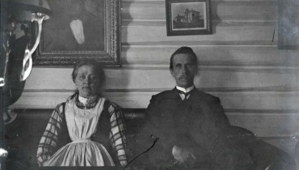 The two people on the photograph are probably Herbjørn Østensen Svalestuen and his wife Torbjørg O. Svalestuen, photographed in their house around the year1907. (Photo: Ole O. Bakke/Norsk Industriarbeidermuseum)