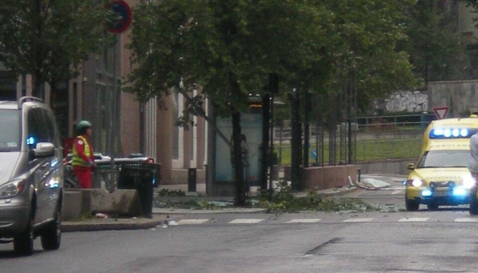 Civilian and miltary personnel near Oslo's government buildings after the bomb blast 22 July 2011 (Photo: Wikimedia Commons)