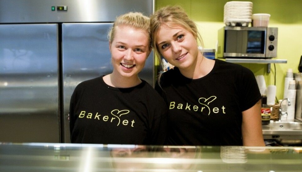 Sonja Ranta and Louice Fogel from Sweden found jobs at a bakery in Oslo. Good for them. However, this might have made it harder for local teenagers from getting a part-time job or a summer job. (Photo: Berit Roald / NTB Scanpix)