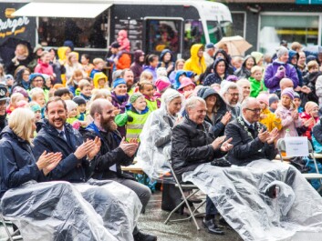 Crown Princess Mette-Marit and Crown Prince Haakon appeared to enjoy the event at the central town square, Torvet. At front right: NTNU Rector Gunnar Bovim. (Photo: Torleif Kvinnesland, NTNU) Crown Princess Mette-Marit and Crown Prince Haakon appeared to enjoy the event at the central town square, Torvet. At front right: NTNU Rector Gunnar Bovim. (Photo: Torleif Kvinnesland, NTNU)