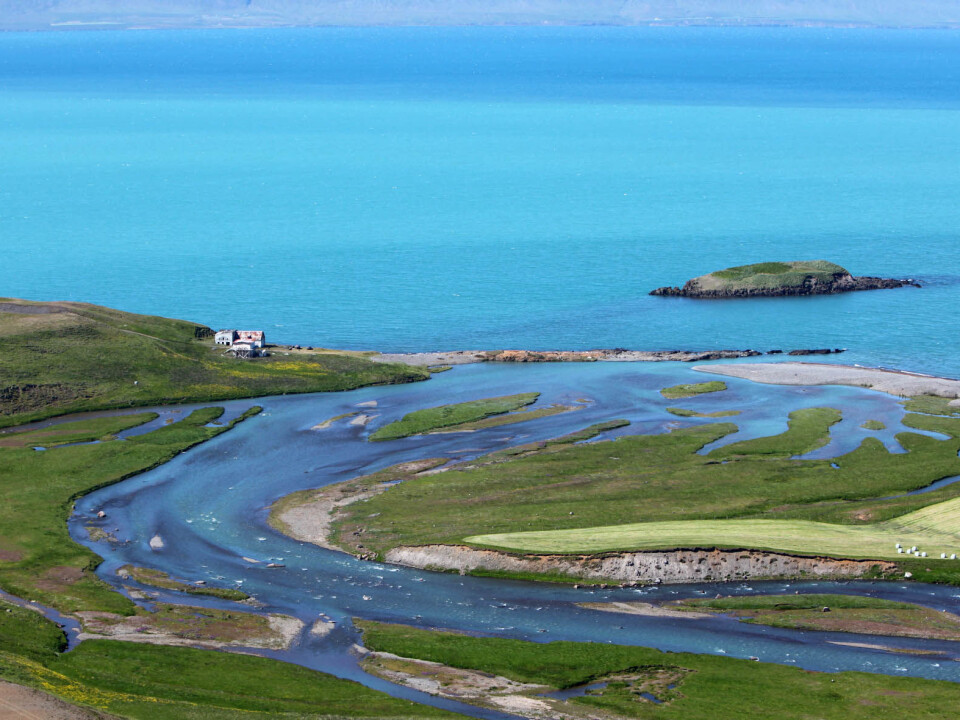 The point at the mouth of the estuary is the place where the harbour lay and the booths stood from the Viking to the Middle Ages. The peninsula Elínarholmi is visible in the background. Boats and ships have been able to lay anchor in the shelter of strong northern winds. (Photo: Hörður Geirsson)