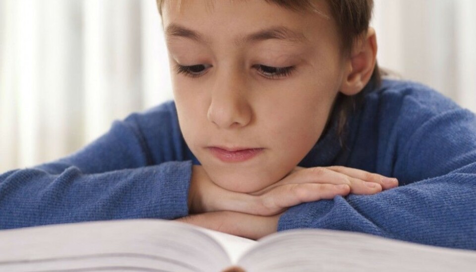 By the age of 6, girls in school have already surpassed boys when it comes to letter and sound recognition. Boys need more attention early on to improve their reading skills. (Illustrative photo: Colourbox)