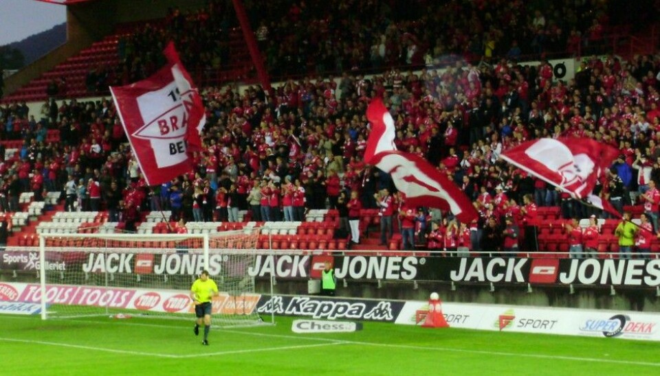 When the crowd roars at Brann Stadium it can be heard from much of Bergen. A reader wonders whether the voices of soccer fans amplify one another. The answer takes us from the larynxes [and uvulas] of fans in Bergen to the old Aamodt Bridge over the river Akerselva in Oslo. (Photo: Enrique Cornejo, CC BY 3.0)