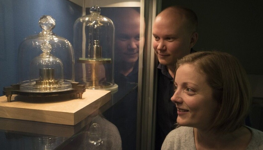 The Norwegian copy of the standard kilogram is locked in a glass case under two bell jars at the Norwegian Metrology Service in Kjeller, outside of Oslo. Pekka Neuvonen is a Norwegian participant in the international effort to shift the standard kilo away from a physical metal object to a measurement based on unchanging physical constants. Marit Ulset Nordsveen has studied measurement methods. The Norwegian copy of the standard kilogram is locked in a glass case under two bell jars at the Norwegian Metrology Service in Kjeller, outside of Oslo. Pekka Neuvonen is a Norwegian participant in the international effort to shift the standard kilo away from a physical metal object to a measurement based on unchanging physical constants. Marit Ulset Nordsveen has studied measurement methods.