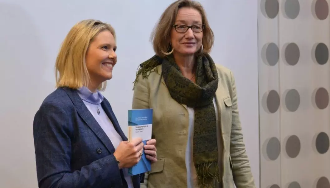 Sylvi Listhaug, the Norwegian Minister of Immigration and Integration, was given a comprehensive evaluation of programme used to welcome refugees and immigrants to Norway on 1 November. Fafo research director Anne Britt Djuve delivered the report. (Photo: Ida Kvittingen)