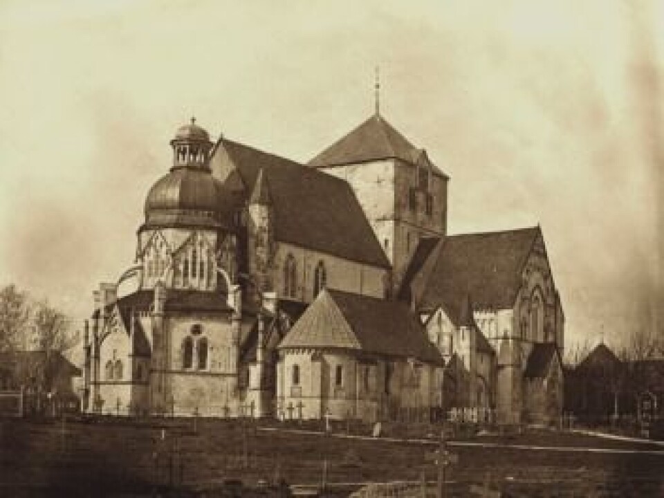 The oldest known photograph of Nidaros Cathedral, taken by an unknown photographer around 1857, before the last big restoration began. The Octagon, at far left, has a Baroque cupola that was built after the 1719 fire. (Photo: NDR)