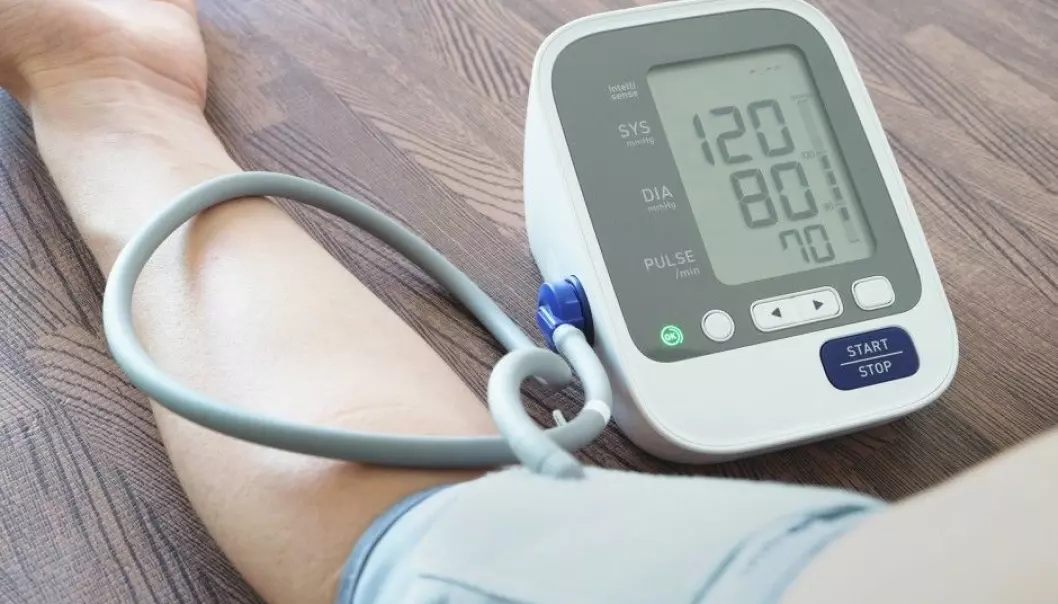 A normal blood pressure is usually 120 over 80. A reading of more than 140 over 90 is defined as high blood pressure. High blood pressure can have many causes: a sedentary life, obesity, stress, a diet high in salt, smoking, alcohol and heredity. But are there other unknown reasons? (Photo: Seasontime / Shutterstock / NTB scanpix)