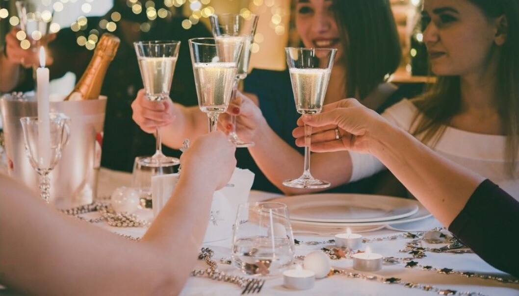 It would be illogical to think that drinking a glass with your underage children on a rare occasion would have dramatic consequences, thinks substance abuse researcher Hilde Pape. But when this occurs more frequently, and perhaps for reasons that reveal problematic characteristics among parents and their parental roles, it can be linked to heavy drinking among adolescents under the legal drinking age of 18, according to a new study done by she and her colleagues. (Photo: Yulia Grigoryeva / Shutterstock / NTB scanpix) It would be illogical to think that drinking a glass with your underage children on a rare occasion would have dramatic consequences, thinks substance abuse researcher Hilde Pape. But when this occurs more frequently, and perhaps for reasons that reveal problematic characteristics among parents and their parental roles, it can be linked to heavy drinking among adolescents under the legal drinking age of 18, according to a new study done by she and her colleagues. (Photo: Yulia Grigoryeva / Shutterstock / NTB scanpix)