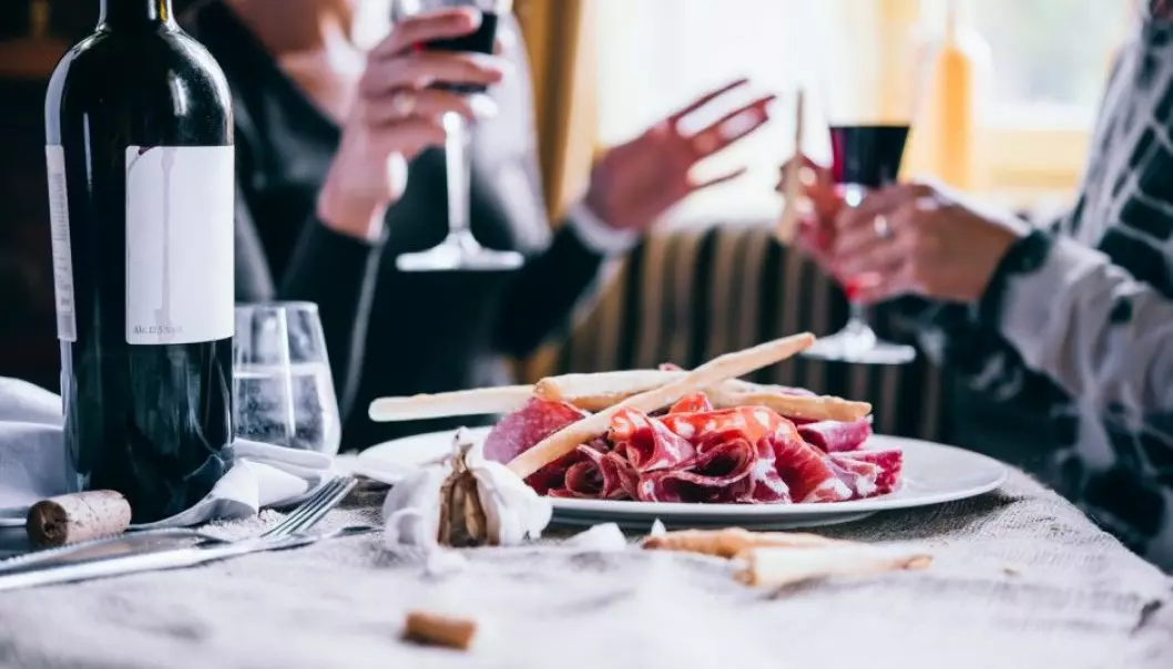 Do people in upper social classes drink more often with meals? This may be healthier than drinking on an empty stomach. (Photo: Shutterstock/NTB scanpix)