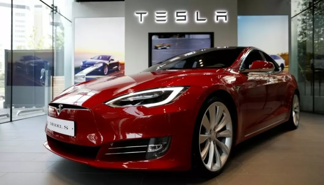 In 2017, Tesla sales in Norway – already high – rose by 143 percent, according to the Norwegian business daily paper Dagens Næringsliv. This is good news for the environment in a country where the power grid is generated by hydropower. But not so rosy for other drivers. Electric vehicles (EVs) weigh on average from 10–25 percent more than petrol and diesel cars in their class. They provide better protection for those sitting in EV but they can do more damage to persons they might crash into. A traffic researcher says that as cars get heavier they get more dangerous. (Photo: Kim Jong-ji, Reuters, NTB scanpix)