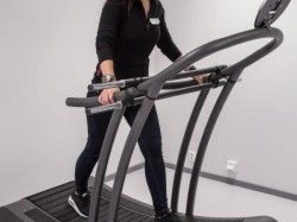 Even on the treadmill, the subjects often felt cyber sick. The video didn’t move at the same pace as participants’ legs. (Photo: Høgskolen i Innlandet) Even on the treadmill, the subjects often felt cyber sick. The video didn’t move at the same pace as participants’ legs. (Photo: Høgskolen i Innlandet)