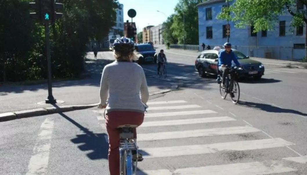 Cities like Oslo have various kinds of bike lanes. According to the Norwegian Council for Road Safety about half of all cyclists in Norway use helmets. By comparison, just 0.5 percent of all cyclists in the Netherlands use them. (Photo: Marte Dæhlen / forskning.no)