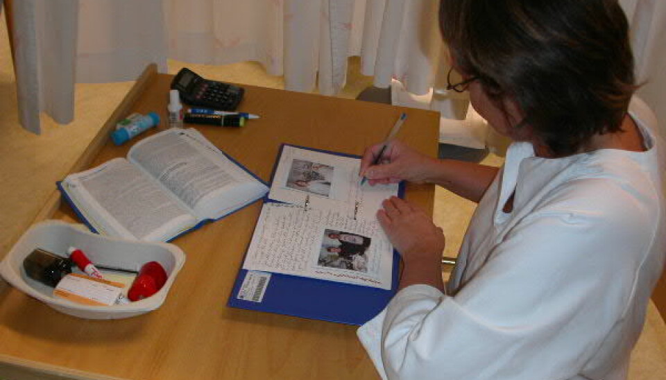 A nurse writing a diary for a patient in an intensive care ward.  She describes what has happened in recent days and includes photos. This can be a useful aid for the patient later on. (Photo: Sissel Lisa Storli)