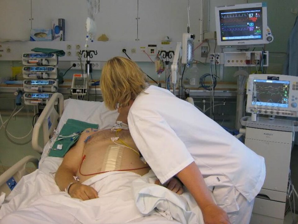 A nurse tries to make contact with a patient. This can be a typical incident which is noted and added to a diary, because the patient might later have memories that need to be systemised. (Photo: Sissel Lisa Storli)